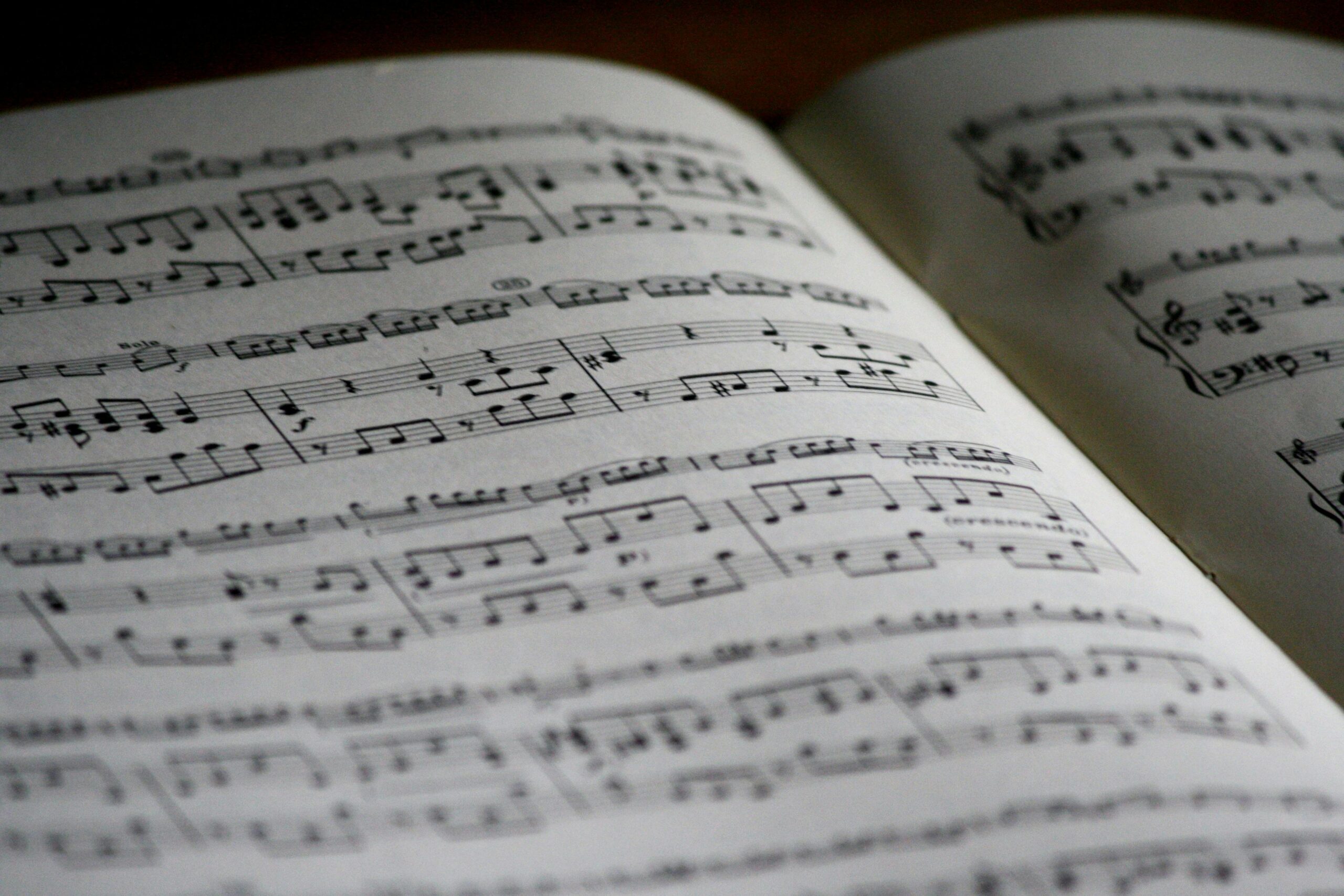 Voicings melódicos y automatización pianística en el acompañamiento de jazz balada